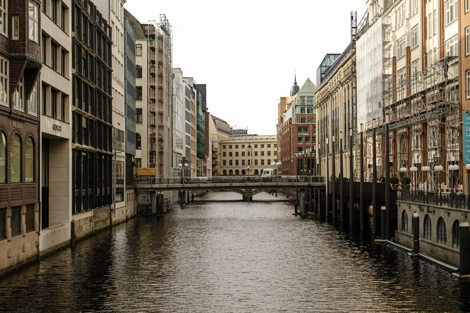Bleichenfleet in der Hamburger Innenstadt mit Kontorhäusern und Brücke