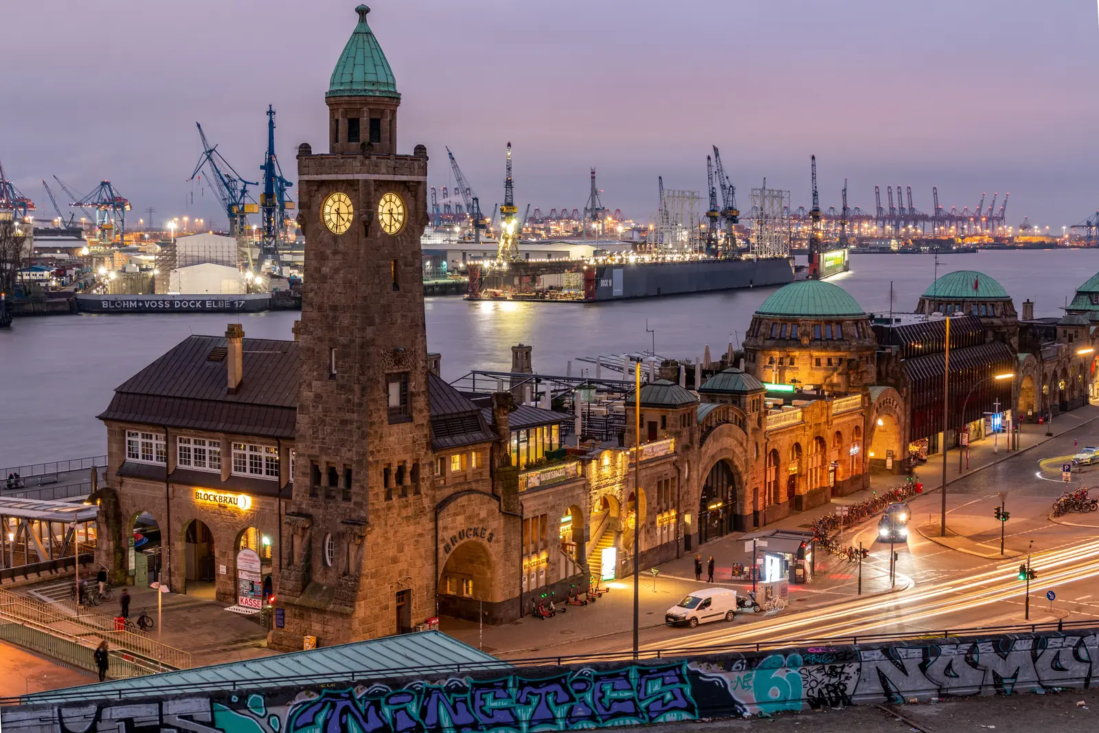 Blick von oben auf die St. Pauli Landungsbrücken mit Hafenkränen im Morgenlicht
