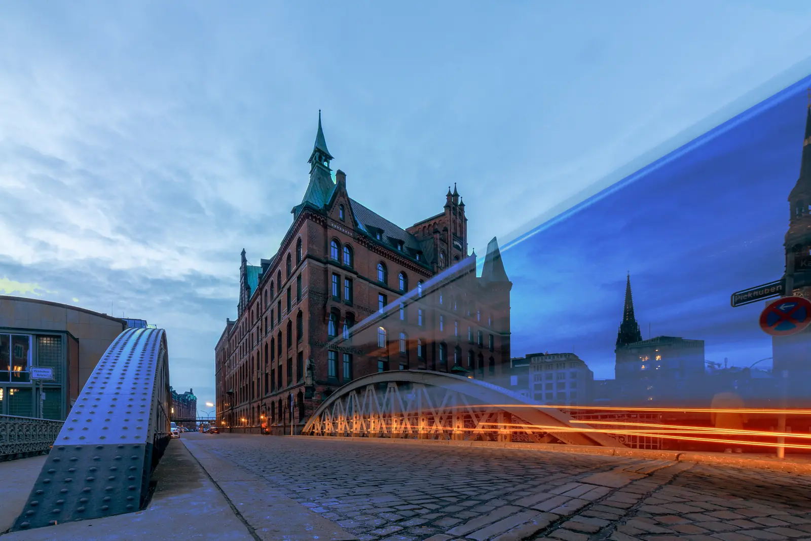 Brücke und Backsteinfassaden in der Hamburger Speicherstadt zur blauen Stunde